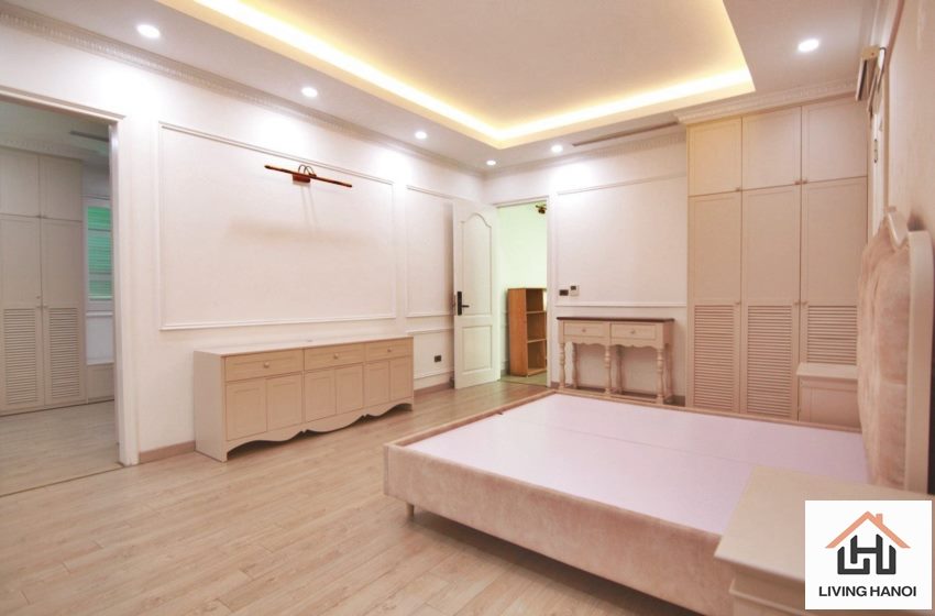 Bright 04 bedroom house for rent in Vinhomes Riverside, Long Bien, Hanoi Bright 04 bedroom house for rent in Vinhomes Riverside, Long Bien, Hanoi