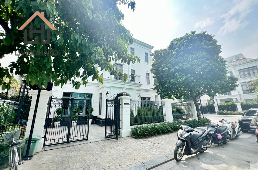 Gorgeous 04 bedrooms house available for rent in Vinhomes Riverside, Hanoi Gorgeous 04 bedrooms house available for rent in Vinhomes Riverside, Hanoi