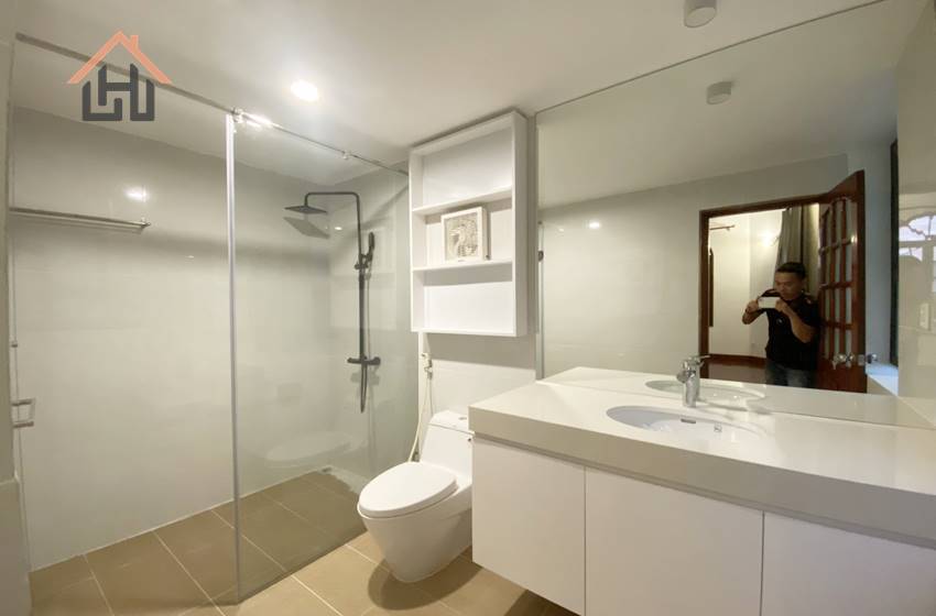 House with yard for rent with 5 bedrooms, Tay Ho, Hanoi House with yard for rent with 5 bedrooms, Tay Ho, Hanoi