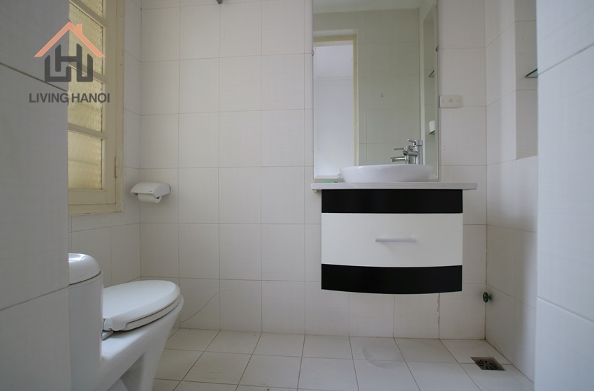 Waterfront house for rent in quite street Tay Ho, Hanoi Waterfront house for rent in quite street Tay Ho, Hanoi