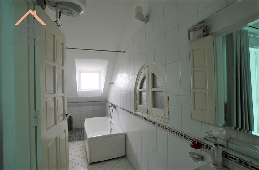 Waterfront house for rent in quite street Tay Ho, Hanoi Waterfront house for rent in quite street Tay Ho, Hanoi