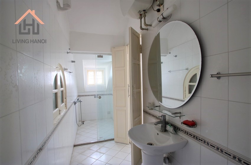 Waterfront house for rent in quite street Tay Ho, Hanoi Waterfront house for rent in quite street Tay Ho, Hanoi
